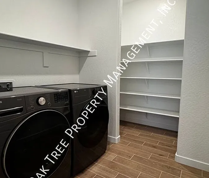 2372 N Phillip Ave — Photo 16