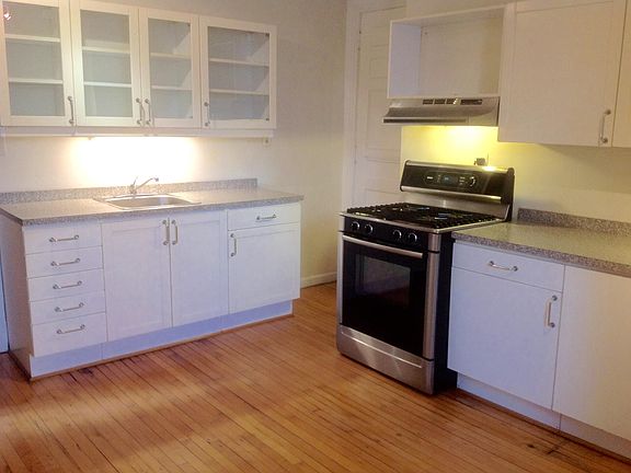2nd image of 8 Saint Johns Pl #1