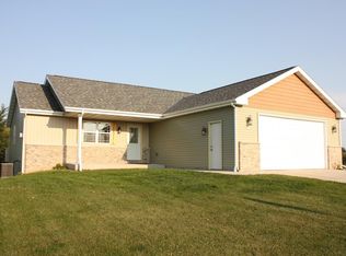 542 Eagles Nest Dr, Kewaskum, WI 53040