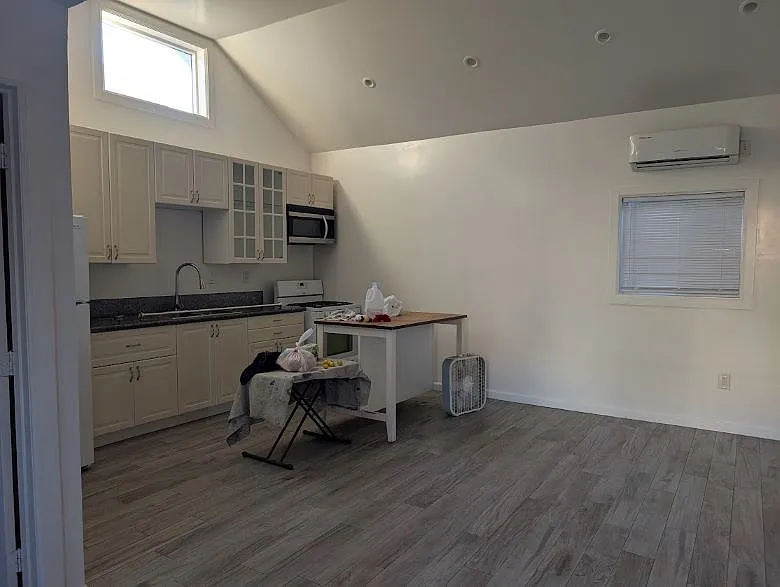 2 bed, 800 sqft, $2,375 — Photo 2
