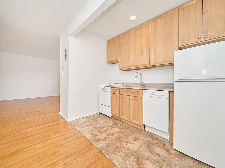 451 E 83rd St #6B — Photo 3