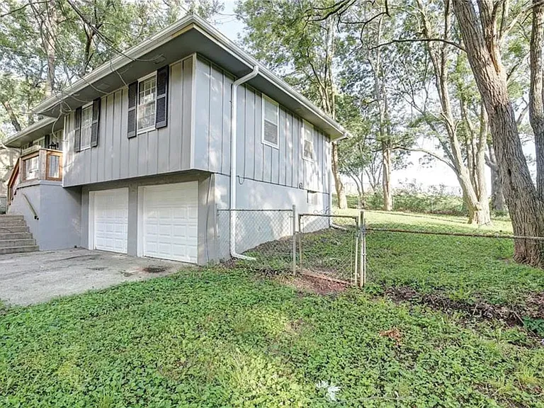 408 NE Lakeview Dr — Photo 2