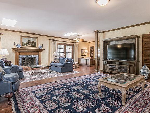5th image of 3205 Hawthorne Dr