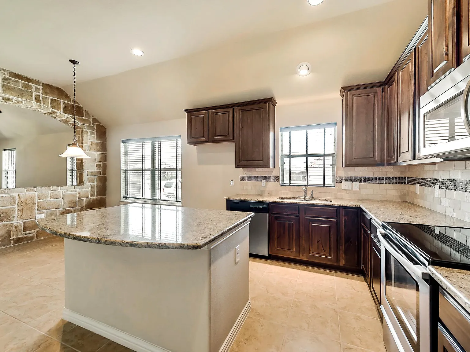 3 bed, 2.5 bath, 2342 sqft, $2,350 — Photo 4