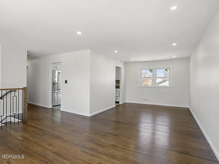 546 George Rd — Photo 4