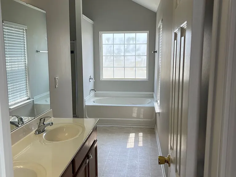 1111 Delander Ln — Photo 12