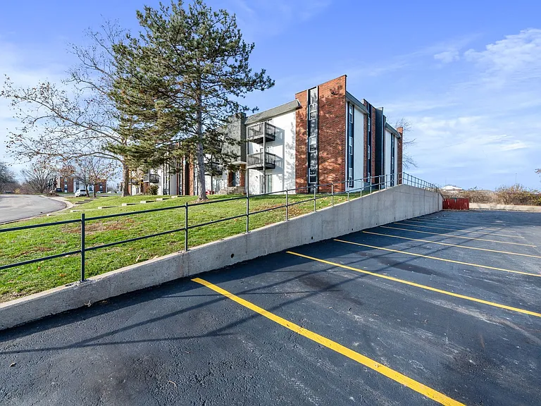 Oval Spring Apartments — Photo 29