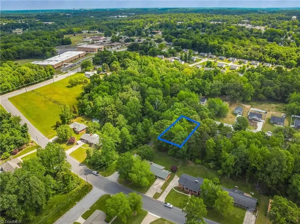 626 Cable St, Thomasville, NC 27360