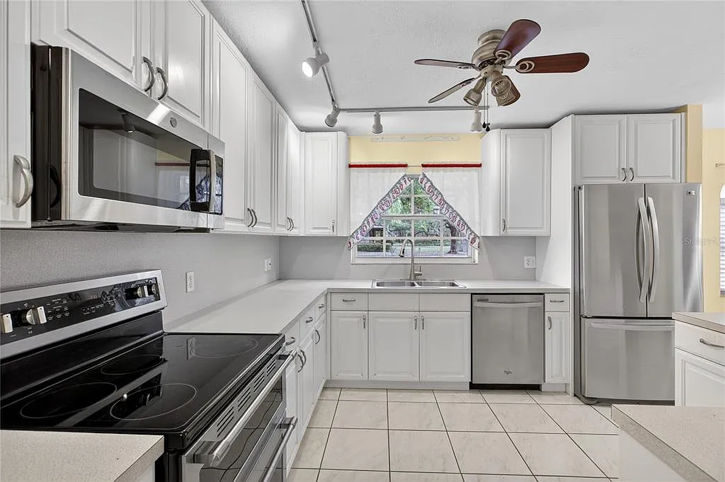 4 bed, 3.0 bath, 3416 sqft, $3,000 — Photo 4