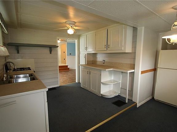 Roomy Eat-in Kitchen w/ Ceiling Fan Light