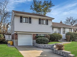61 Colony Ln, Syosset, NY 11791