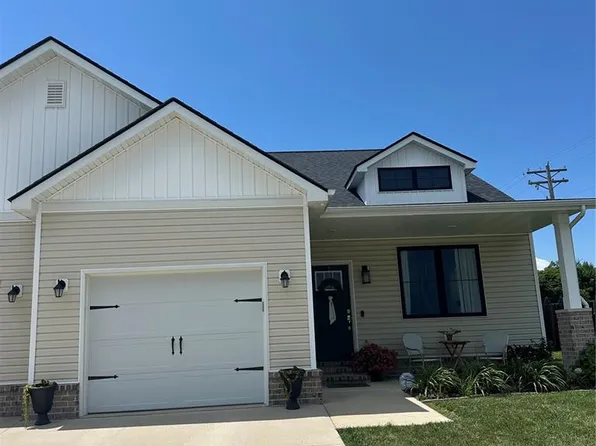 10 Arbor Crest Dr, Highland, IL 62249