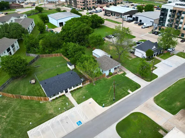 132 W King St, Burleson, TX 76028