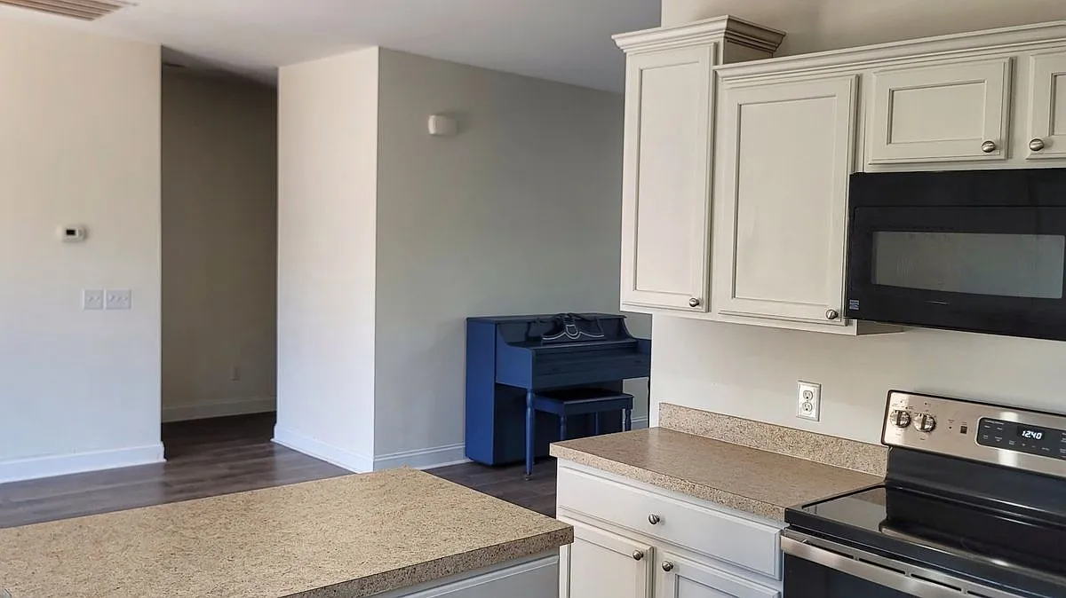 4 bed, 3.0 bath, 2041 sqft, $5,200 — Photo 4