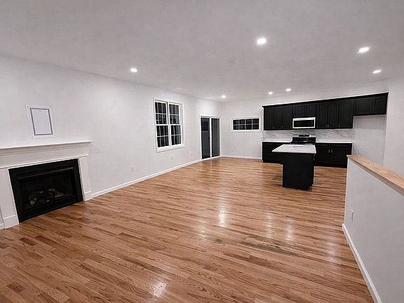 4th image of 11 Widmer Rd