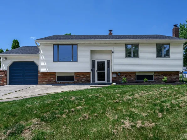 2 Camelot Ct, Blackwood, NJ 08012