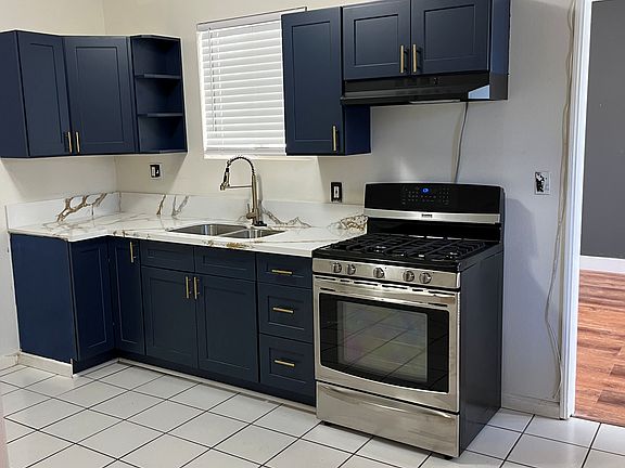 3rd image of 1152 E Arcadia Ct