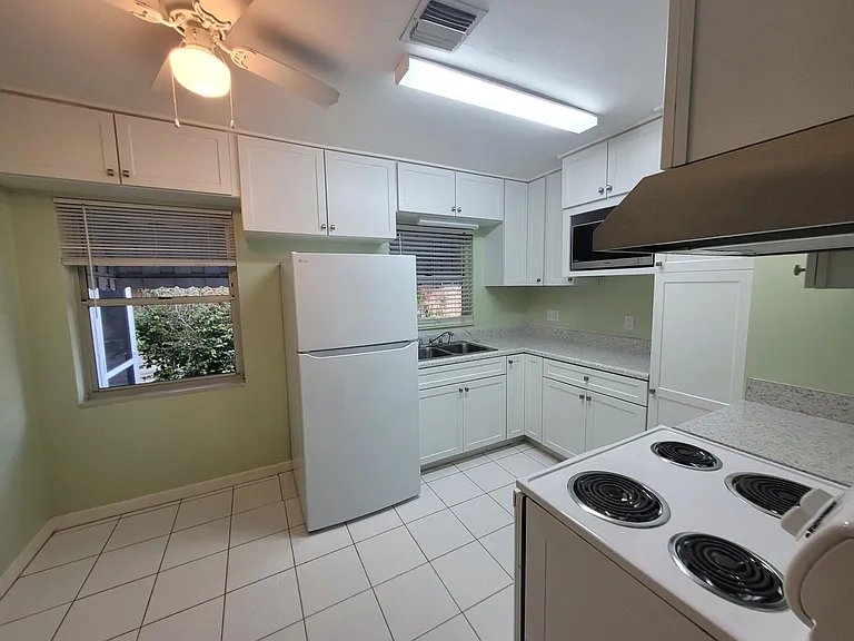 Updated kitchen with eat-in area