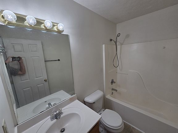 4th image of 409 E Biggs Rd #B