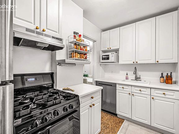 4th image of 215 E 80th St APT 4G