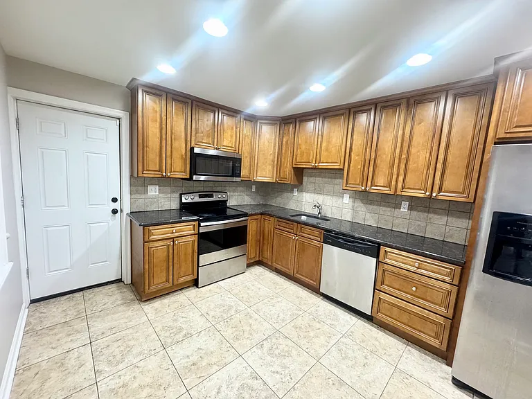3510 Wallace St — Photo 15