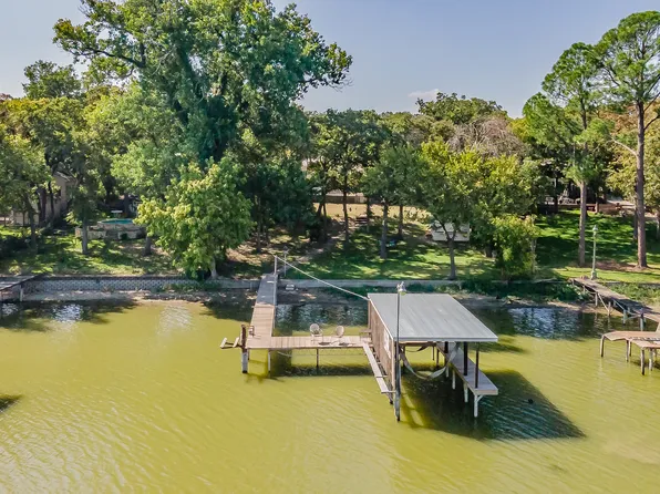300 Shoreline Dr, Azle, TX 76020