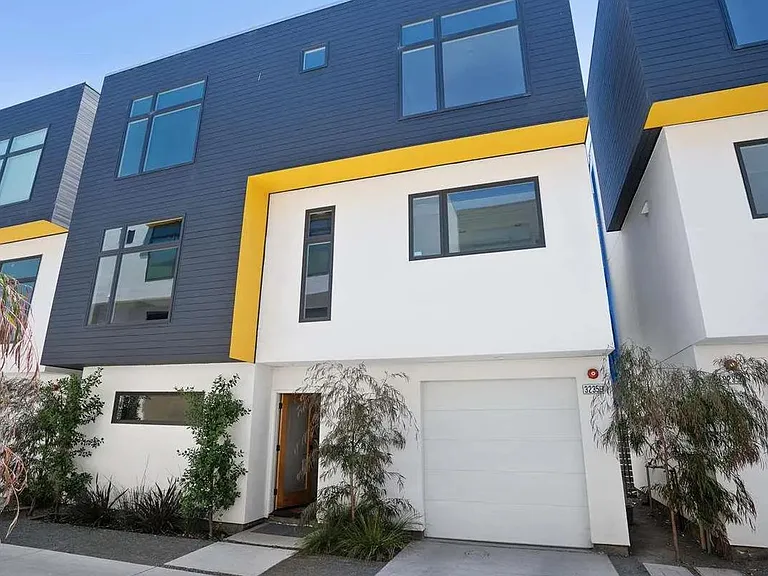 3235 Louise St — Photo 2