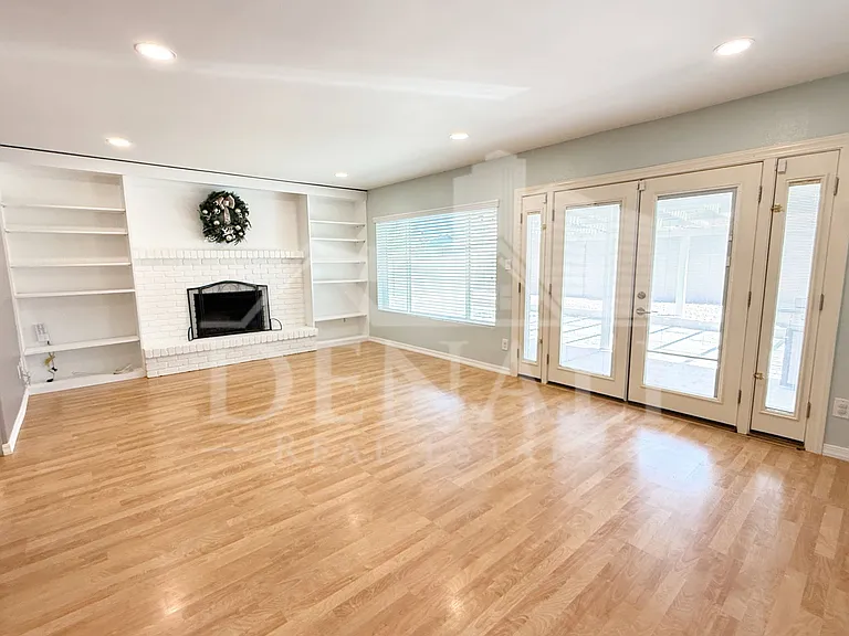 811 E Chilton Dr — Photo 16