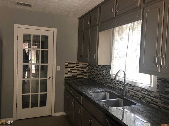 4th image of 70 Peachtree Ln