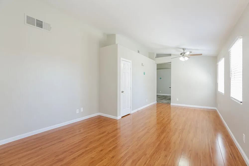 3 bed, 2.0 bath, 1386 sqft, $2,055 — Photo 3