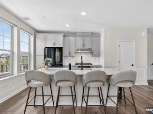29 Arnold Dr, Wood Ridge, NJ 07075