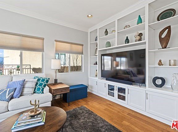 LR w/ Custom Built-Ins