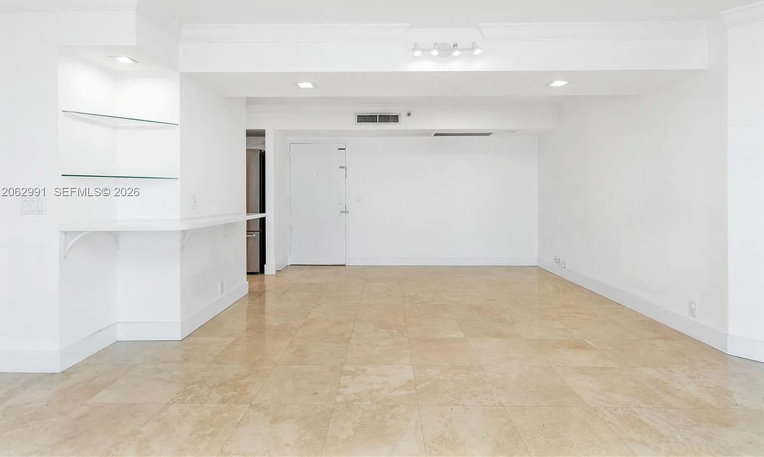 Mystic Pointe Tower 400 C — Photo 3