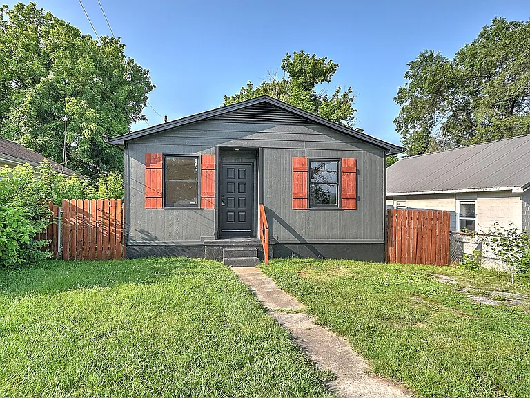 921 Elizabeth St — Photo 3
