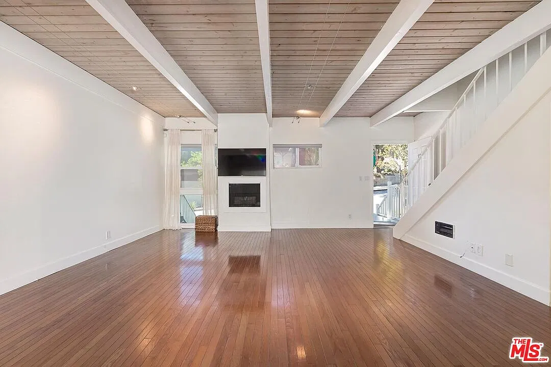 2 bed, 2.0 bath, 1066 sqft, $5,700 — Photo 3