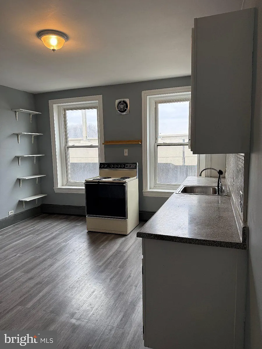 Building Photo - 2731 E Cumberland St #3