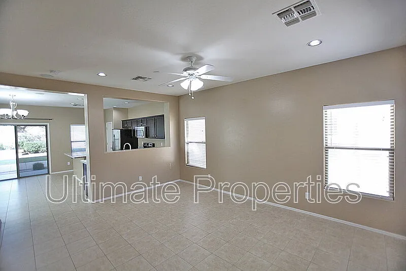 3 bed, 2.5 bath, 1692 sqft, $1,895 — Photo 3