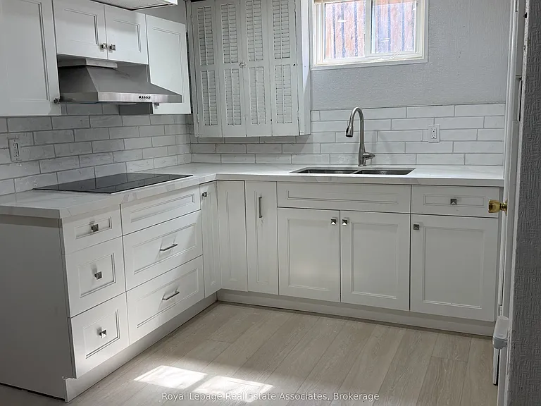 60 Toby Cres #LOWER — Photo 7