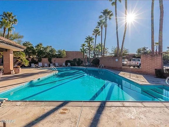 Heated community pool with jacuzzi
