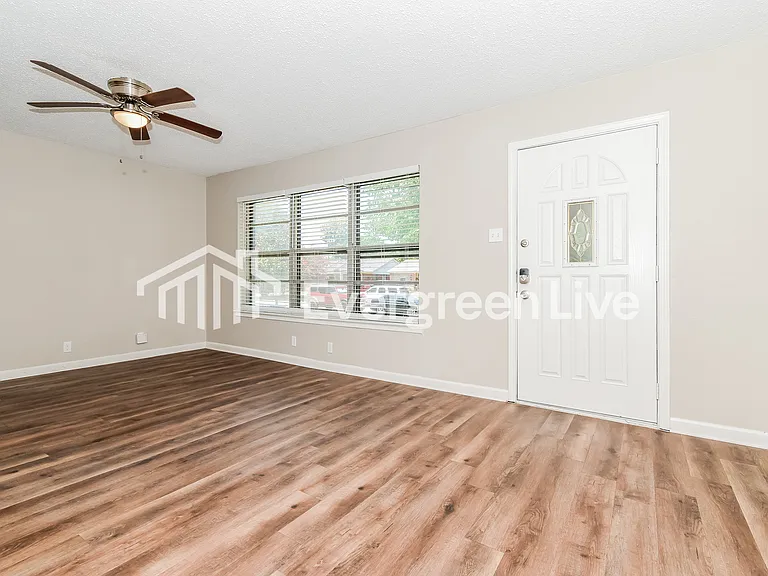 3504 Hilton Dr — Photo 3