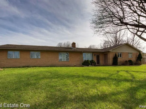 11450 Hyne Rd, Brighton, MI 48114
