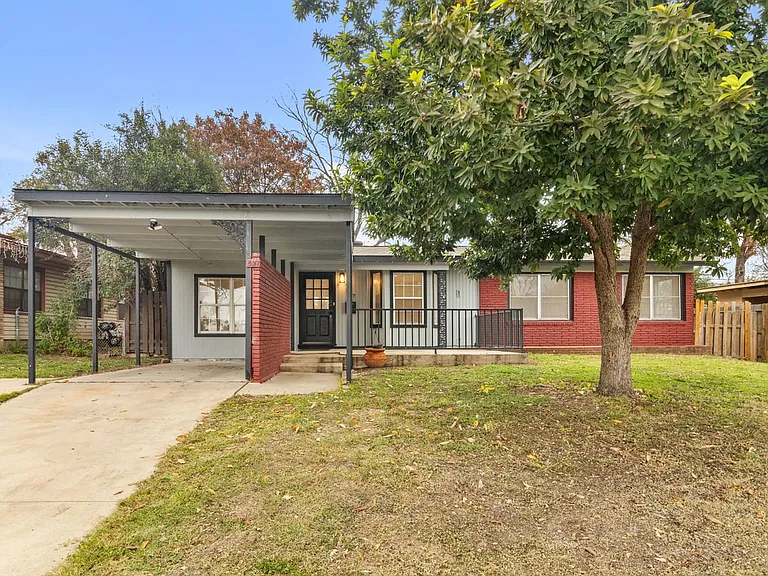 527 Lively Dr — Photo 3