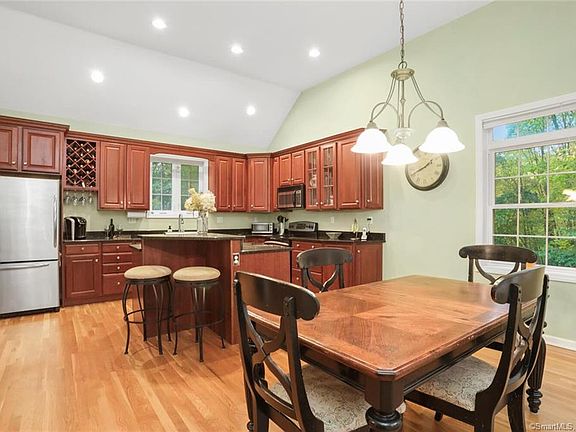 5th image of 46 Brownson Dr