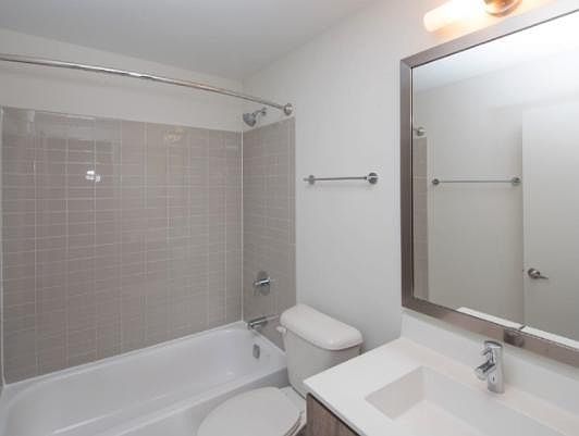 5th image of 901-905 S Ashland Ave #2301