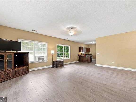 5th image of 215 Hallie Ln