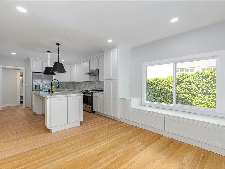 330 Broadmoor Blvd — Photo 5