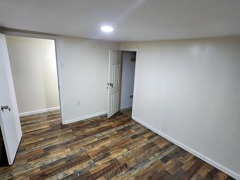 324 E Market St — Photo 8