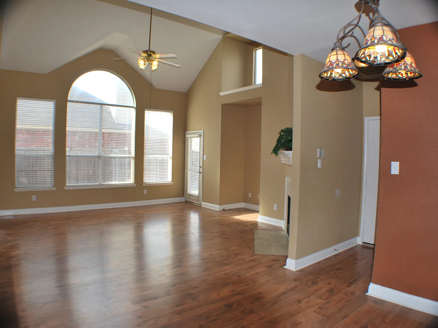 4 bed, 2.5 bath, 2479 sqft, $2,700 — Photo 3
