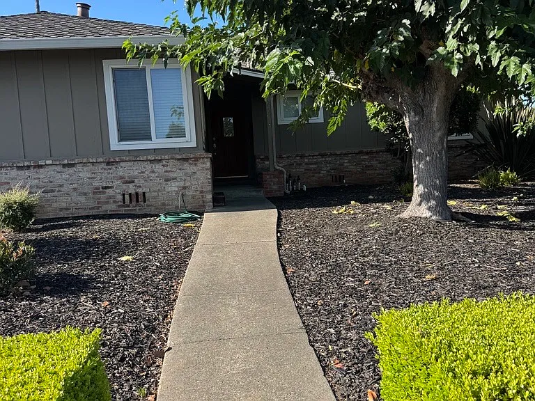 Whitethorne Dr — Photo 1
