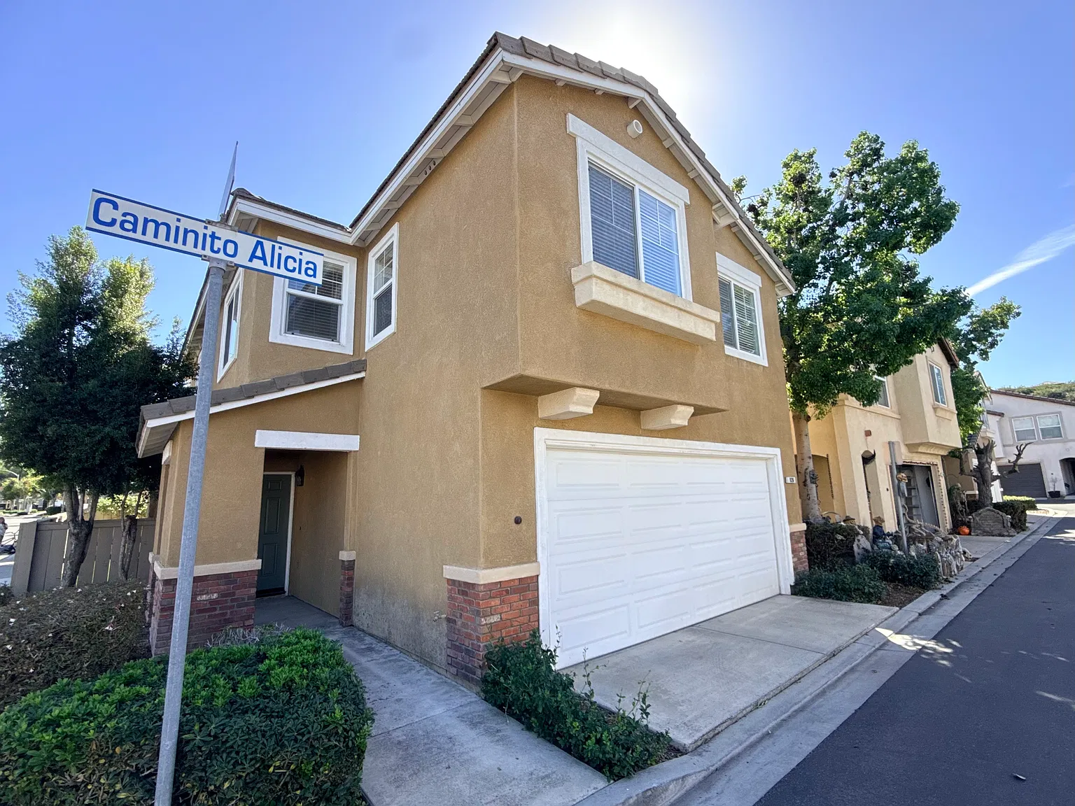 3 bed, 2.5 bath, 1630 sqft, $3,695 — Photo 2
